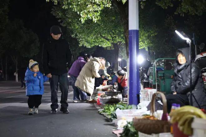 个县城创造罚款收入下降“奇迹”开元棋牌政府大楼旁可以摆摊这(图3)