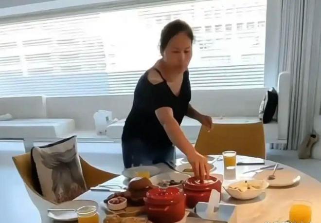 菲郁躁症复发开跑车直奔豪宅吊唁大S开元棋牌小S回应斥资百万包机汪小(图3)