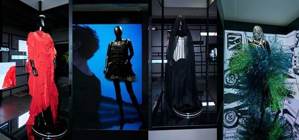 装周2025策展多感官时装展览开元棋牌FabriX在巴黎时(图3)